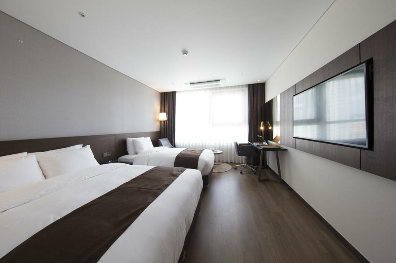 Ramada By Wyndham Daejeon Hotell Exteriör bild